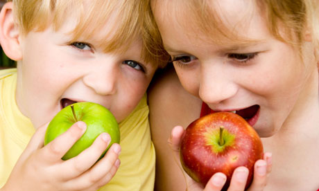 Trẻ táo bón nên ăn gì ?
