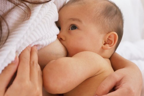 Việc cho trẻ bú mẹ hoàn toàn trong 6 tháng đầu là vô cùng cần thiết. Ảnh: koraorganics