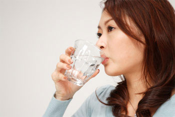 Uống nước có thể giúp chữa nấc cụt