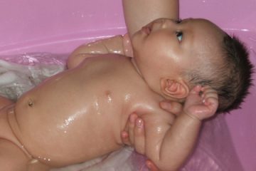 Chăm tắm cho bé giúp bé phát triển chiều cao