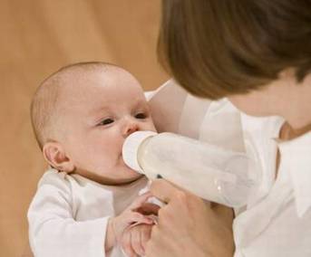 Trớ sữa ở trẻ sơ sinh 1